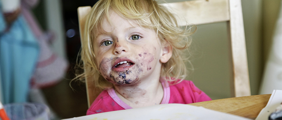 Ett barn som målat sig i ansiktet
