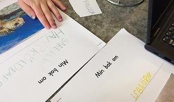 Barn som skriver på papper