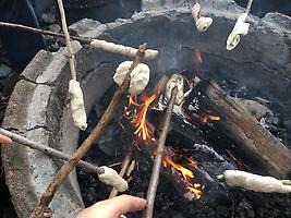 Yrgårdsbarnen gräddar pinnbröd över öppen eld