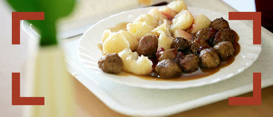 Köttbullar och potatis på tallrik.