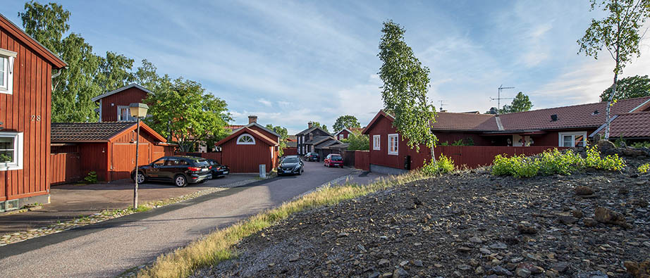 Röda gamla hus i Falun och slagghögar efter gruvdrift