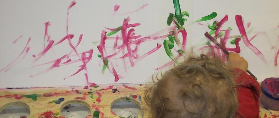 Ett barn som målar med vattenfärg