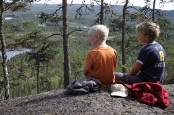 Barn som tittar på utsikten vid Våckelberget