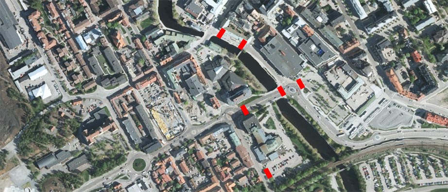 Karta över Falun med röda rektanglar där vägar och parkeringar blir avstängda under festivalen