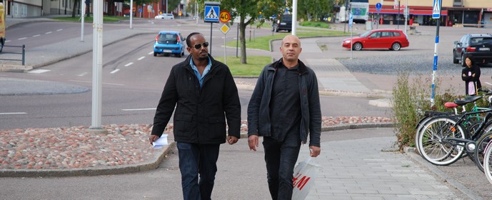 Två svartklädda män går sida vid sida på Gruvgatans gångväg