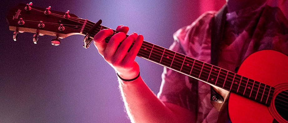 En gitarrspelare i rött ljus