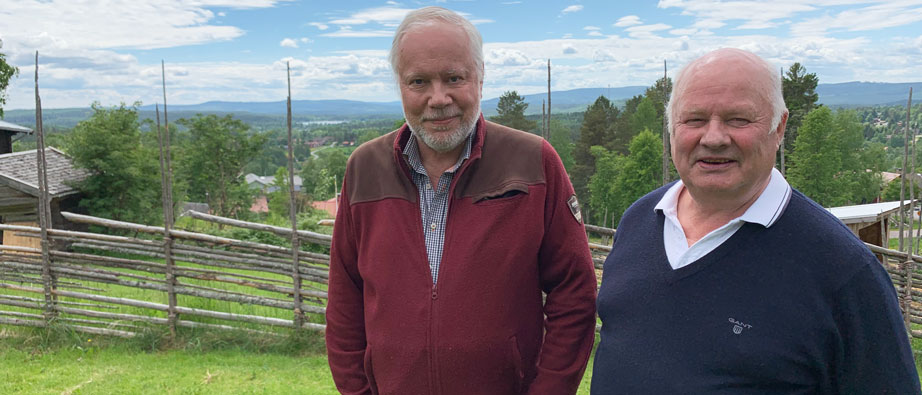 Bosse Olsson och Lars-Åke Björklund uppe vid Dössbergets världshus med utsikten bakom
