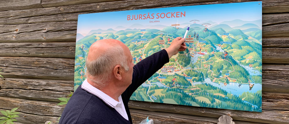 Lars-Åke Björklund pekar med en penna på en karta.
