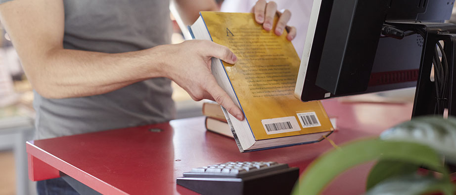 Person som scannar böcker vid en låningsdator