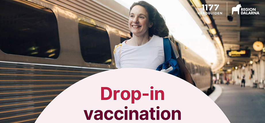 Leende tjej går på tågperrong. Skylt i nederkant visar drop-in vaccination.