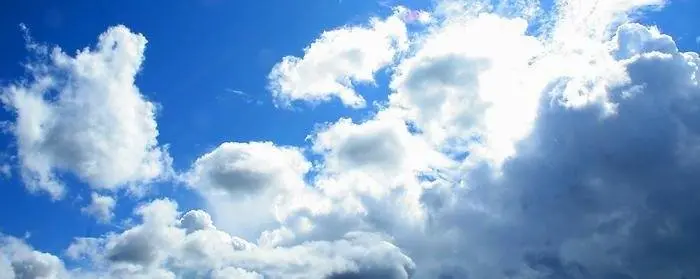 Bild på sol och moln