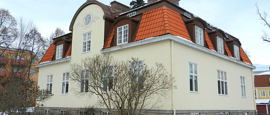 Bild på Lindgården med vit fasad och orangea takplattor.