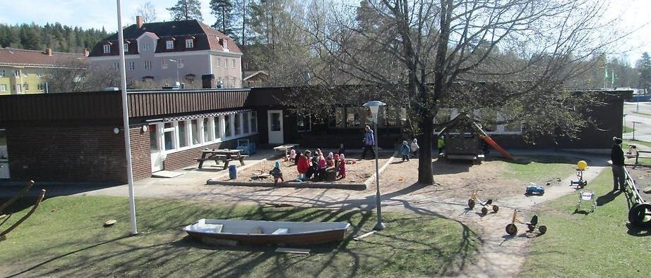 Förskolan Hästhovens byggnad sommartid
