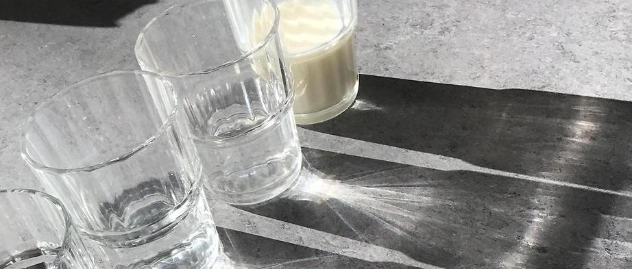 Flera glas med vatten som står på ett bord