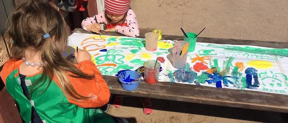 Barn som målar utomhus