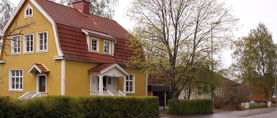 Jesper Svedbergsvägen, stort gult hus i fokus.