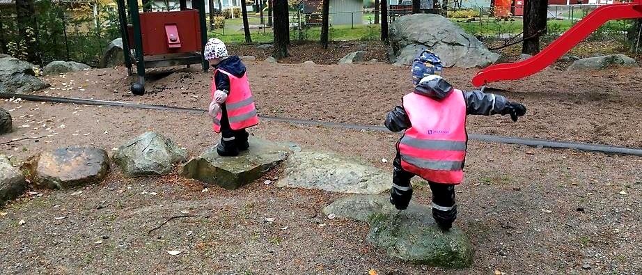 Två Hatten-barn går balans i skogen som ligger alldeles intill förskolan