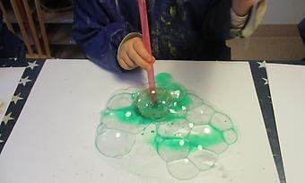 Barn som leker med såpbubblor.