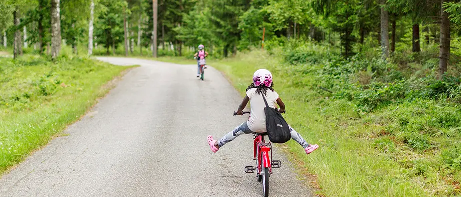 Barn som cyklar på en landsväg