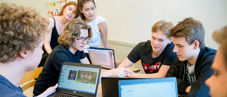 Flera elever som sitter med sina datorer
