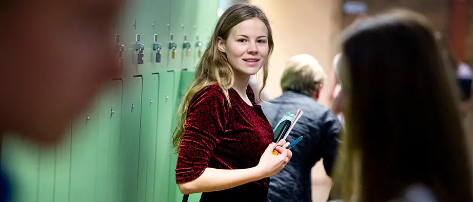 En kvinna i en skolkorridor