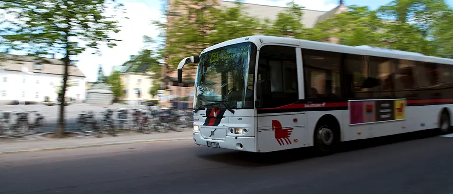 En buss som kommer åkandes i centrum