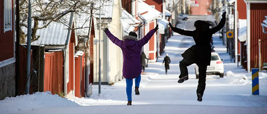 Två personer som går på en gata i centrala Falun