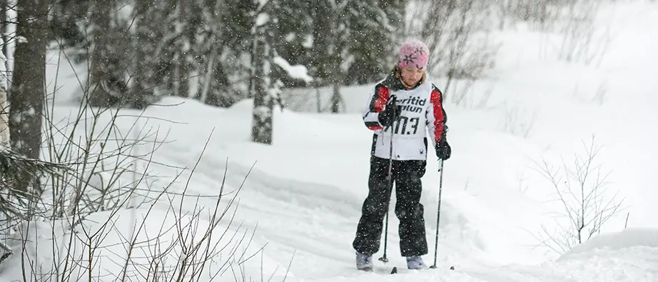 Barn som åker skidor i Sörskog