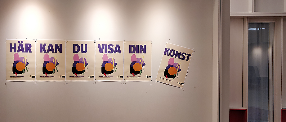 Bild från en vägg i Galleri Ljusgården med affischer där det står "Här kan du ställa ut din konst"