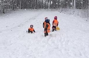 Barn som leker ute i snön