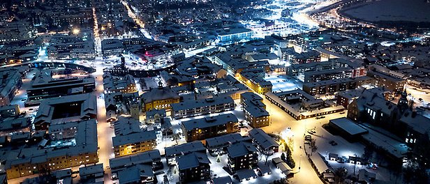 Översiktsbild av centrala Falun taget i vinternatten